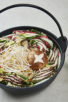 포토 JPG 스튜디오촬영 음식 식재료 회색배경 실내 요리 사람없음 버섯 담기 샤브샤브 숙주나물 전골냄비 밀푀유나베 국내포토 백그라운드 모션 내부 회색 냄비 나물 나베 파일형식