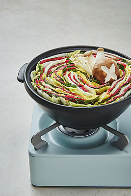 포토 JPG 스튜디오촬영 음식 식재료 회색배경 실내 요리 사람없음 버섯 버너 뚝배기 담기 샤브샤브 밀푀유나베 국내포토 백그라운드 모션 내부 회색 나베 파일형식