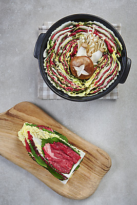 포토 JPG 스튜디오촬영 음식 식재료 회색배경 실내 요리 사람없음 하이앵글 버섯 식탁보 뚝배기 담기 샤브샤브 밀푀유나베 국내포토 뷰포인트 백그라운드 모션 내부 회색 나베 파일형식