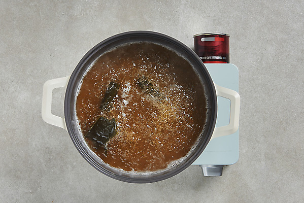 포토 JPG 스튜디오촬영 식재료 회색배경 실내 요리 사람없음 하이앵글 냄비 버너 샤브샤브 육수 끓이기 다시마 밀푀유나베 국내포토 음식 뷰포인트 백그라운드 모션 내부 회색 해조류 솥 나베 파일형식