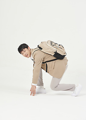 포토 JPG 스튜디오촬영 전신 학생 응시 남자 교복 청소년 고등학생 책가방 실내 한명 미소 옆모습 10대 한국인 무릎꿇기 흰배경 십대남자한명만 남고생 국내포토 1 시선 옷 뷰포인트 가방 모션 표정 사람 동양인 내부 흰색 남자한명만 십대남자만 파일형식 잡화 컬러 인종 남자만 십대만