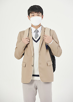 포토 JPG 스튜디오촬영 학생 남자 교복 청소년 고등학생 책가방 실내 마스크 한명 상반신 앞모습 10대 한국인 잡기 흰배경 매기 마스크착용 십대남자한명만 남고생 코로나바이러스 국내포토 1 옷 뷰포인트 백그라운드 가방 모션 사람 동양인 내부 흰색 바이러스 사회이슈 남자한명만 십대남자만 파일형식