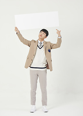 포토 JPG 스튜디오촬영 전신 학생 배너 남자 교복 청소년 고등학생 사각프레임 실내 한명 서기 들기 앞모습 10대 한국인 올려보기 가리킴 흰배경 십대남자한명만 남고생 국내포토 1 옷 뷰포인트 백그라운드 모션 프레임 사람 동양인 손짓 내부 사각형 흰색 남자한명만 십대남자만 파일형식