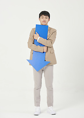 포토 JPG 스튜디오촬영 전신 학생 남자 교복 화살표 안기 청소년 고등학생 실내 한명 서기 앞모습 10대 한국인 슬픔 하락 흰배경 십대남자한명만 남고생 국내포토 1 옷 감정 뷰포인트 백그라운드 컨셉 모션 사람 동양인 내부 흰색 남자한명만 십대남자만 파일형식