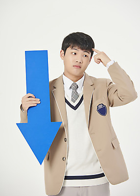 포토 JPG 스튜디오촬영 학생 남자 교복 화살표 생각 청소년 고등학생 실내 한명 들기 상반신 앞모습 10대 한국인 하락 흰배경 십대남자한명만 남고생 머리긁기 국내포토 1 옷 뷰포인트 백그라운드 컨셉 모션 사람 동양인 내부 흰색 남자한명만 십대남자만 파일형식 긁기
