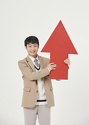 포토 JPG 스튜디오촬영 학생 남자 교복 화살표 청소년 고등학생 실내 한명 미소 들기 상반신 앞모습 10대 기쁨 한국인 흰배경 상승 십대남자한명만 남고생 국내포토 1 옷 감정 뷰포인트 백그라운드 컨셉 모션 표정 사람 동양인 내부 흰색 남자한명만 십대남자만 파일형식