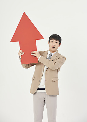 포토 JPG 스튜디오촬영 학생 남자 교복 화살표 청소년 고등학생 실내 한명 들기 상반신 앞모습 10대 놀람 한국인 흰배경 상승 십대남자한명만 남고생 국내포토 1 옷 감정 뷰포인트 백그라운드 컨셉 모션 표정 사람 동양인 내부 흰색 남자한명만 십대남자만 파일형식
