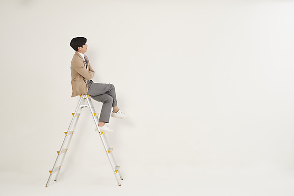 포토 JPG 스튜디오촬영 전신 학생 응시 남자 교복 사다리 청소년 고등학생 실내 한명 앉기 옆모습 10대 팔짱 한국인 다리꼬기 고민 흰배경 십대남자한명만 남고생 국내포토 1 시선 옷 감정 뷰포인트 백그라운드 모션 사람 동양인 내부 흰색 도구 남자한명만 십대남자만 파일형식