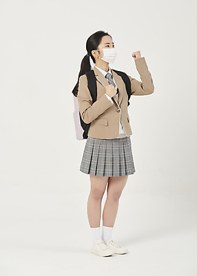 포토 JPG 스튜디오촬영 전신 학생 여자 교복 청소년 여고생 고등학생 책가방 실내 마스크 한명 서기 옆모습 10대 파이팅 한국인 흰배경 마스크착용 십대여자한명만 코로나바이러스 국내포토 1 옷 뷰포인트 백그라운드 가방 모션 사람 동양인 내부 흰색 바이러스 사회이슈 여자한명만 십대여자만 파일형식