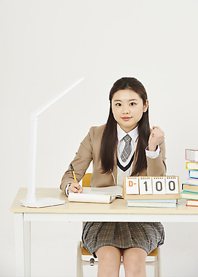 포토 JPG 스튜디오촬영 학생 여자 교복 청소년 여고생 고등학생 실내 한명 미소 앉기 상반신 앞모습 10대 책 파이팅 한국인 스탠드 결심 책상 흰배경 디데이 시험공부 탁상달력 십대여자한명만 국내포토 1 옷 뷰포인트 가구 백그라운드 컨셉 모션 조명 표정 사람 동양인 내부 학습 달력 흰색 여자한명만 십대여자만 파일형식