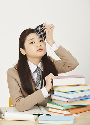 포토 JPG 스튜디오촬영 학생 응시 여자 교복 청소년 여고생 고등학생 실내 한명 들기 앉기 상반신 앞모습 10대 책 한국인 책상 흰배경 두통 얼음주머니 시험공부 책더미 힘듦 십대여자한명만 국내포토 1 시선 옷 뷰포인트 가구 백그라운드 컨셉 모션 사람 동양인 내부 학습 흰색 질병 주머니 무더기 여자한명만 십대여자만 파일형식