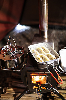 포토 JPG 라이프스타일 여행 주전자 텐트 캠핑도구 요리 취미 사람없음 야외 캠핑 캠핑장 만두 화로 국내포토 그릇 음식 주방용품 레저 생활 도구 파일형식