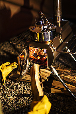 포토 JPG 라이프스타일 손 여행 주전자 텐트 캠핑도구 들기 취미 야외 신체부위 캠핑 오픈 장작 캠핑장 화로 넣기 국내포토 그릇 모션 주방용품 레저 사람 생활 도구 파일형식