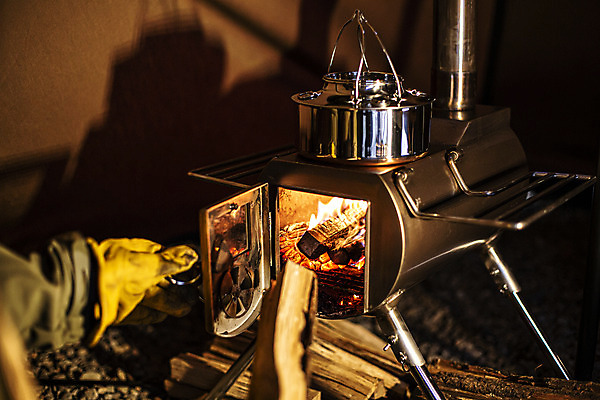 포토 JPG 라이프스타일 손 여행 주전자 텐트 캠핑도구 취미 야외 신체부위 캠핑 오픈 장작 캠핑장 화로 넣기 국내포토 그릇 모션 주방용품 레저 사람 생활 도구 파일형식