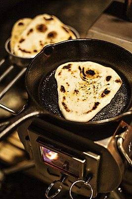 포토 JPG 라이프스타일 여행 텐트 캠핑도구 요리 취미 사람없음 야외 아웃포커스 캠핑 난 프라이팬 굽기 캠핑장 화로 국내포토 그릇 음식 주방용품 레저 촬영기법 생활 도구 구이 파일형식