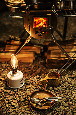 포토 JPG 라이프스타일 여행 수저 텐트 캠핑도구 취미 사람없음 야외 캠핑 램프 장작 캠핑장 화로 나무그릇 국내포토 그릇 식기 레저 조명 생활 목재 도구 파일형식