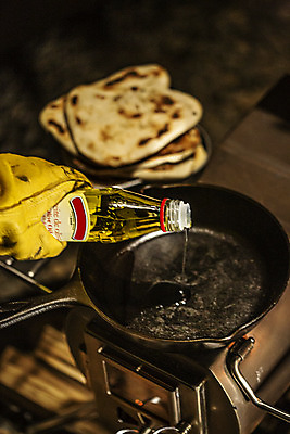 포토 JPG 라이프스타일 손 여행 텐트 캠핑도구 요리 들기 취미 야외 아웃포커스 신체부위 캠핑 난 프라이팬 붓기 식용유 병 캠핑장 국내포토 식기 음식 모션 주방용품 레저 촬영기법 사람 생활 도구 기름_음식 파일형식