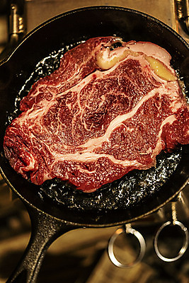 포토 JPG 라이프스타일 여행 텐트 캠핑도구 생고기 스테이크 요리 취미 사람없음 야외 아웃포커스 하이앵글 캠핑 소고기 프라이팬 굽기 캠핑장 등심 국내포토 뷰포인트 주방용품 레저 서양음식 촬영기법 육류 생활 도구 구이 파일형식