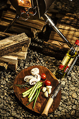 포토 JPG 라이프스타일 여행 식재료 방울토마토 마늘 텐트 캠핑도구 요리 취미 사람없음 야외 캠핑 식용유 장작 캠핑장 아스파라거스 양송이 식칼 나무도마 국내포토 토마토 채소 주방용품 레저 도마 생활 목재 버섯 도구 기름_음식 파일형식