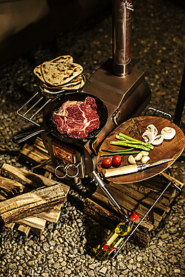 포토 JPG 라이프스타일 여행 식재료 방울토마토 마늘 텐트 캠핑도구 스테이크 요리 취미 사람없음 야외 캠핑 소고기 난 프라이팬 식용유 장작 굽기 캠핑장 아스파라거스 식칼 화로 나무도마 등심 국내포토 그릇 음식 토마토 채소 주방용품 레저 도마 서양음식 육류 생활 목재 도구 기름_음식 구이 파일형식