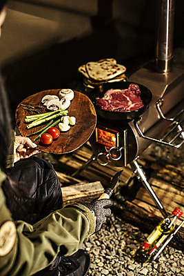 포토 JPG 라이프스타일 여행 식재료 방울토마토 마늘 텐트 캠핑도구 스테이크 요리 한명 들기 사람 취미 야외 뒷모습 캠핑 소고기 하반신 난 장작 굽기 캠핑장 아스파라거스 양송이 식칼 화로 나무도마 등심 국내포토 1 그릇 음식 뷰포인트 토마토 채소 모션 주방용품 레저 도마 서양음식 육류 생활 목재 버섯 도구 구이 파일형식