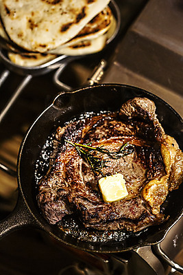 포토 JPG 라이프스타일 여행 텐트 캠핑도구 스테이크 요리 취미 사람없음 야외 아웃포커스 하이앵글 캠핑 소고기 프라이팬 굽기 캠핑장 버터 등심 국내포토 뷰포인트 주방용품 레저 서양음식 촬영기법 육류 생활 도구 구이 파일형식