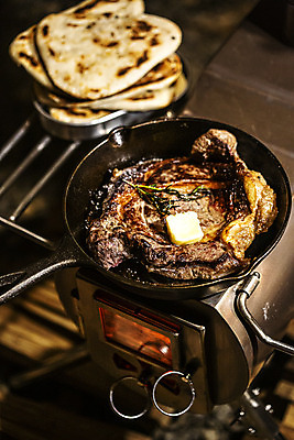 포토 JPG 라이프스타일 여행 텐트 캠핑도구 스테이크 요리 취미 사람없음 야외 아웃포커스 캠핑 소고기 난 프라이팬 굽기 캠핑장 화로 버터 등심 국내포토 그릇 음식 주방용품 레저 서양음식 촬영기법 육류 생활 도구 구이 파일형식