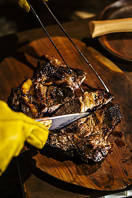 포토 JPG 라이프스타일 손 여행 집게 텐트 캠핑도구 스테이크 취미 야외 신체부위 캠핑 소고기 자르기 캠핑장 식칼 나무도마 등심 국내포토 모션 주방용품 레저 도마 서양음식 육류 사람 생활 목재 도구 파일형식