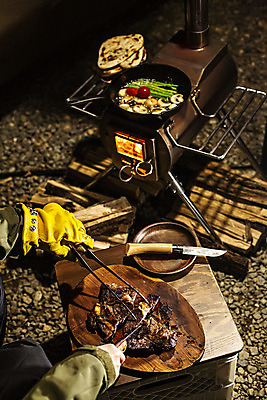 포토 JPG 라이프스타일 손 여행 집게 텐트 캠핑도구 스테이크 요리 들기 취미 야외 신체부위 캠핑 소고기 난 프라이팬 장작 자르기 캠핑장 식칼 화로 나무도마 나무접시 등심 국내포토 그릇 접시 음식 모션 주방용품 레저 도마 서양음식 육류 사람 생활 목재 도구 파일형식