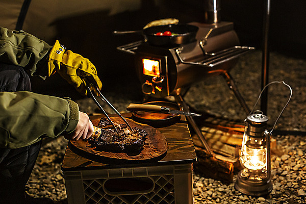 포토 JPG 라이프스타일 손 여행 장갑 집게 텐트 캠핑도구 스테이크 들기 취미 사람없음 야외 신체부위 캠핑 소고기 램프 장작 자르기 캠핑장 식칼 화로 나무도마 등심 국내포토 그릇 잡화 모션 주방용품 레저 조명 도마 서양음식 육류 사람 생활 목재 도구 파일형식