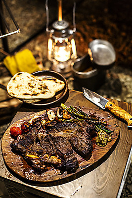 포토 JPG 라이프스타일 여행 텐트 캠핑도구 스테이크 취미 사람없음 야외 아웃포커스 버섯 캠핑 소고기 난 램프 캠핑장 식칼 나무도마 나무접시 등심 국내포토 접시 음식 주방용품 레저 조명 도마 서양음식 촬영기법 육류 생활 목재 도구 파일형식