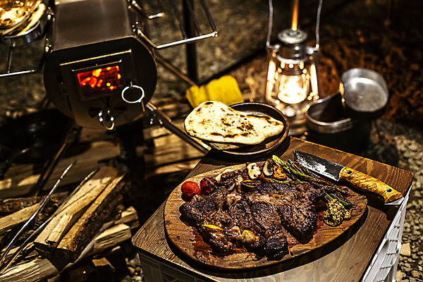 포토 JPG 라이프스타일 여행 텐트 캠핑도구 스테이크 요리 취미 사람없음 야외 아웃포커스 캠핑 소고기 난 램프 장작 캠핑장 식칼 화로 나무도마 등심 국내포토 그릇 음식 주방용품 레저 조명 도마 서양음식 촬영기법 육류 생활 목재 도구 파일형식