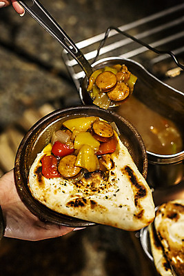 포토 JPG 라이프스타일 접시 손 여행 텐트 캠핑도구 들기 취미 야외 아웃포커스 신체부위 캠핑 난 캠핑장 담기 주걱 인도음식 카레 동남아음식 국내포토 식기 음식 모션 주방용품 레저 촬영기법 사람 생활 도구 동양음식 파일형식