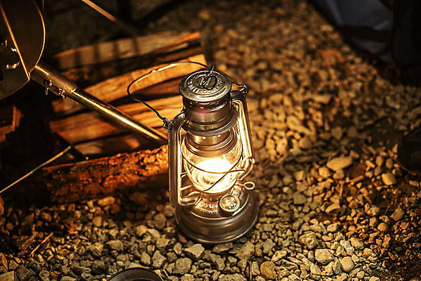 포토 JPG 라이프스타일 여행 휴식 따뜻함 텐트 캠핑도구 취미 사람없음 야외 빛 캠핑 램프 캠핑장 국내포토 컨셉 레저 조명 생활 도구 파일형식