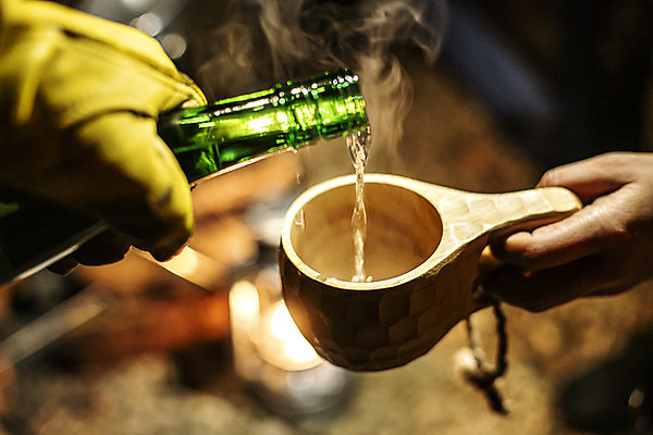 포토 JPG 라이프스타일 손 여행 술잔 술병 휴식 주류 텐트 캠핑도구 들기 취미 야외 아웃포커스 신체부위 캠핑 붓기 캠핑장 정종 국내포토 음료 컨셉 모션 레저 병_용기 잔 촬영기법 사람 생활 도구 파일형식