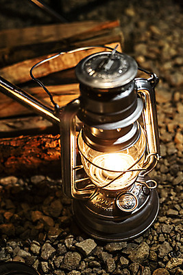 포토 JPG 라이프스타일 여행 휴식 따뜻함 텐트 캠핑도구 취미 사람없음 야외 빛 캠핑 램프 캠핑장 국내포토 컨셉 레저 조명 생활 도구 파일형식