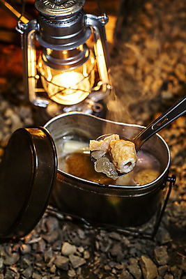 포토 JPG 라이프스타일 여행 휴식 텐트 캠핑도구 취미 사람없음 야외 아웃포커스 캠핑 램프 어묵 캠핑장 국자 반합 어묵탕 국내포토 컨셉 주방용품 레저 조명 촬영기법 생활 도구 탕 파일형식