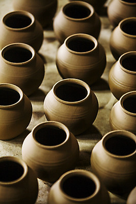 포토 JPG 한국전통 실내 사람없음 항아리 전라남도 일렬 황토 강진 국내포토 전통 한국 내부 흙 도자기 전라도 파일형식