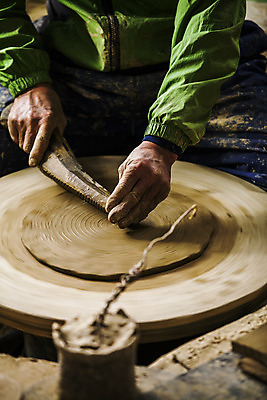 포토 JPG 한국전통 실내 한명 들기 사람 상반신 앞모습 도자기 소프트포커스 도자기공예 전라남도 황토 강진 국내포토 1 전통 뷰포인트 모션 한국 촬영기법 내부 흙 공예 전라도 파일형식