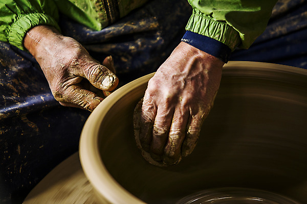 포토 JPG 한국전통 손 실내 한명 사람 상반신 앞모습 도자기 도자기공예 전라남도 황토 강진 국내포토 1 전통 뷰포인트 한국 내부 신체부위 흙 공예 전라도 파일형식