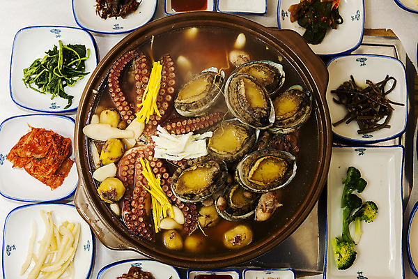 포토 JPG 그릇 음식 반찬 김치 실내 사람없음 하이앵글 전라남도 뚝배기 문어 보양식 전복 강진 국내포토 식기 한식 뷰포인트 어패류 연체동물 내부 수중동물 전라도 몸보신 파일형식