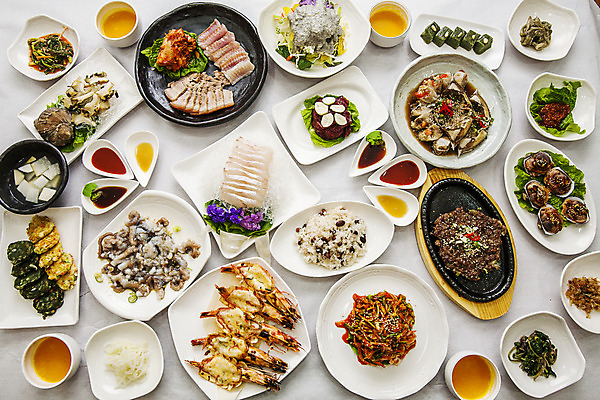 포토 JPG 그릇 실내 사람없음 하이앵글 회 전 전라남도 흰배경 한정식 떡갈비 삼합 강진 국내포토 식기 한식 음식 뷰포인트 백그라운드 내부 흰색 전라도 정식 파일형식