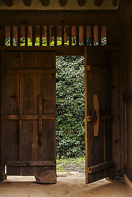 포토 JPG 주간 한국전통 한옥 풍경 사람없음 야외 전라남도 대문 강진 별서정원 국내포토 자연요소 전통 고건축 한국 문 정원 전라도 파일형식