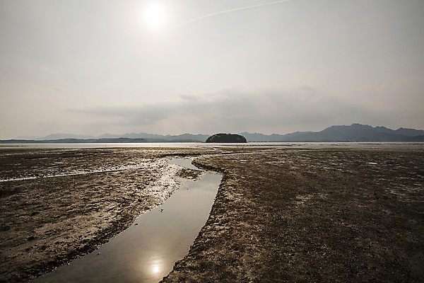 포토 JPG 주간 산 풍경 사람없음 야외 햇빛 전라남도 갯벌 양식장 흐림 강진 국내포토 자연요소 날씨 태양 전라도 시설 파일형식