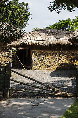 포토 JPG 주간 전통 주택 초가집 그림자 사람없음 야외 제주시 정낭 국내포토 자연요소 한옥 건물 제주도 대문 파일형식