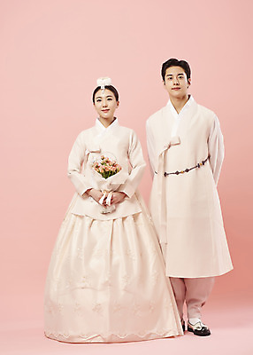 포토 JPG 스튜디오촬영 전신 커플 여자 남자 행복 신부 부케 신랑 결혼 신혼부부 서기 들기 20대 성인 두명 앞모습 한국인 한복 전통혼례 뒷짐 족두리 설레임 성인만 웨딩촬영 분홍색배경 국내포토 한국전통 부부 감정 뷰포인트 분홍색 꽃다발 백그라운드 관계 모션 전통소품 실내 사람 동양인 이벤트 청년 전통의상 전통의례 신혼 기념사진 파일형식