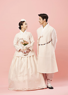 포토 JPG 스튜디오촬영 전신 커플 여자 남자 행복 신부 부케 신랑 결혼 신혼부부 서기 미소 들기 20대 성인 두명 앞모습 마주보기 한국인 한복 전통혼례 뒷짐 족두리 설레임 성인만 웨딩촬영 분홍색배경 국내포토 한국전통 부부 감정 뷰포인트 분홍색 꽃다발 백그라운드 관계 모션 전통소품 실내 표정 사람 동양인 이벤트 청년 전통의상 전통의례 신혼 기념사진 파일형식