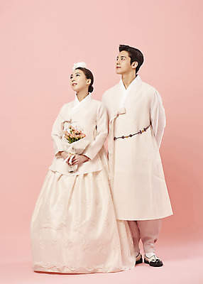 포토 JPG 스튜디오촬영 전신 커플 응시 여자 남자 행복 신부 부케 신랑 결혼 신혼부부 서기 들기 20대 성인 두명 앞모습 한국인 한복 전통혼례 뒷짐 족두리 설레임 성인만 웨딩촬영 분홍색배경 국내포토 한국전통 부부 시선 감정 뷰포인트 분홍색 꽃다발 백그라운드 관계 모션 전통소품 실내 사람 동양인 이벤트 청년 전통의상 전통의례 신혼 기념사진 파일형식