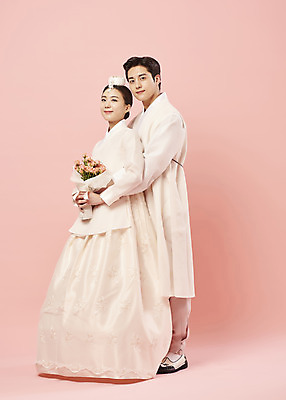 포토 JPG 스튜디오촬영 전신 커플 응시 여자 남자 행복 신부 부케 신랑 결혼 신혼부부 서기 들기 20대 성인 두명 옆모습 한국인 한복 전통혼례 족두리 백허그 설레임 성인만 웨딩촬영 분홍색배경 국내포토 한국전통 부부 시선 감정 뷰포인트 분홍색 꽃다발 백그라운드 관계 모션 포옹 전통소품 실내 사람 동양인 이벤트 청년 전통의상 전통의례 신혼 기념사진 파일형식