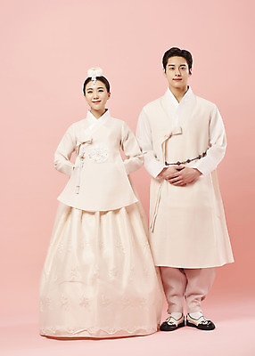 포토 JPG 스튜디오촬영 전신 커플 여자 남자 행복 신부 신랑 결혼 신혼부부 서기 미소 20대 성인 두명 앞모습 한국인 한복 전통혼례 족두리 손모으기 설레임 성인만 웨딩촬영 분홍색배경 국내포토 한국전통 부부 감정 뷰포인트 분홍색 백그라운드 관계 모션 전통소품 실내 표정 사람 동양인 손짓 이벤트 청년 전통의상 전통의례 신혼 기념사진 파일형식